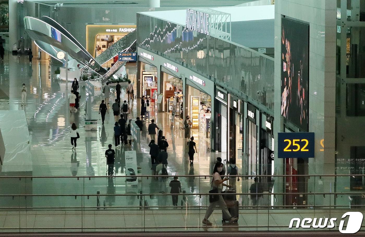 17일 인천국제공항 제2여객터미널 면세점에서 출국자들이 쇼핑을 하고 있다. 2022.7.17/뉴스1 ⓒ News1 박세연 기자