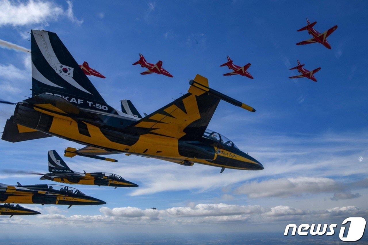 본문 이미지 - 공군 특수비행팀 '블랙이글스'가 17일(현지시간) 영국에서 열린 '리아트' 에어쇼에서 영국 공군 특수비행팀 '레드 애로즈'와 우정 비행을 하고 있다. (공군 제공) 2022.7.18/뉴스1