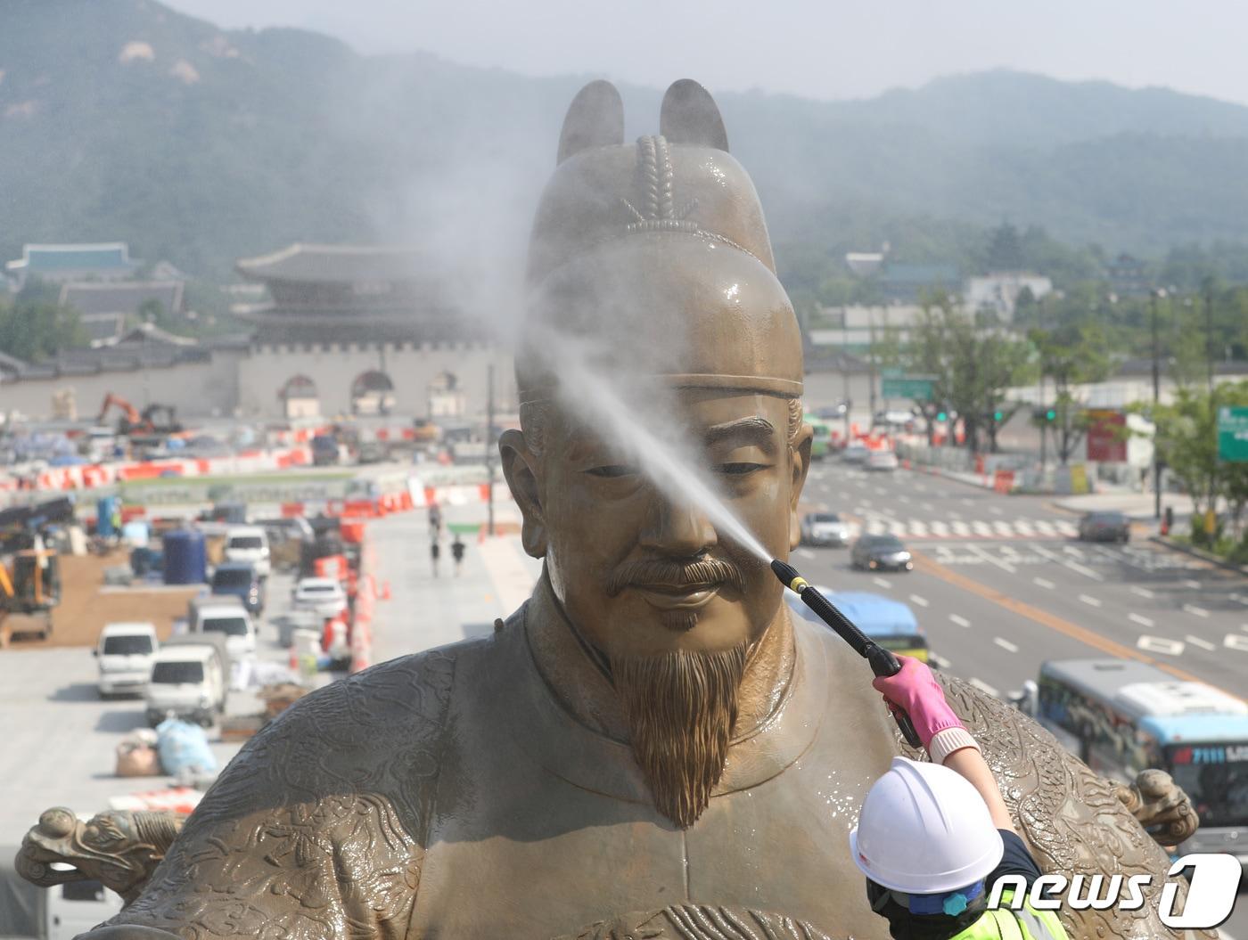 본문 이미지 - 18일 오전 서울 세종대로 광화문 광장에서 서울시 관계자들이 세종대왕 동상을 세척하고 있다.  2022.7.18/뉴스1 ⓒ News1 이성철 기자