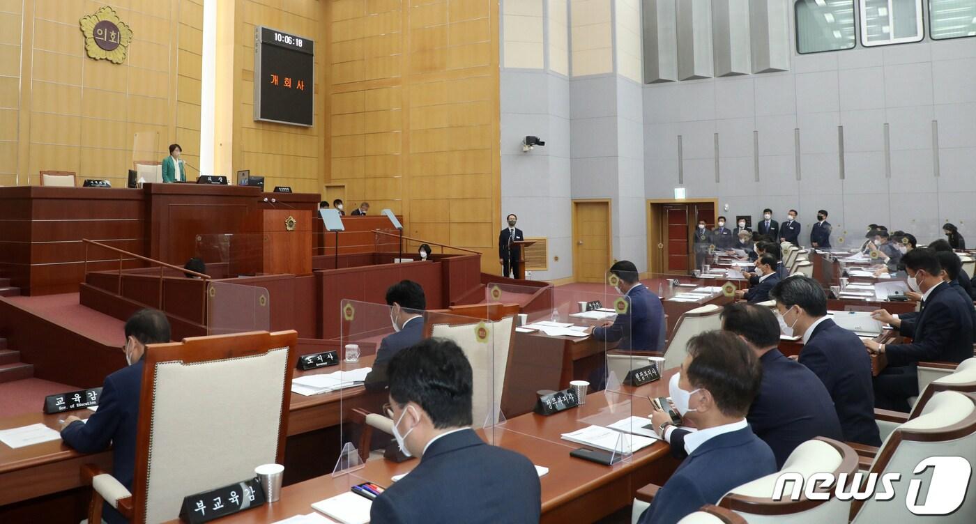 본문 이미지 - 국주영은 전북도의회 의장이 7월18일 전북 전주시 전북도의회에서 열린 '전라북도의회 본회의 개회식(제392회 임시회)'에서 개회사를 하고 있다. 2022.7.18/뉴스1 ⓒ News1 유경석 기자