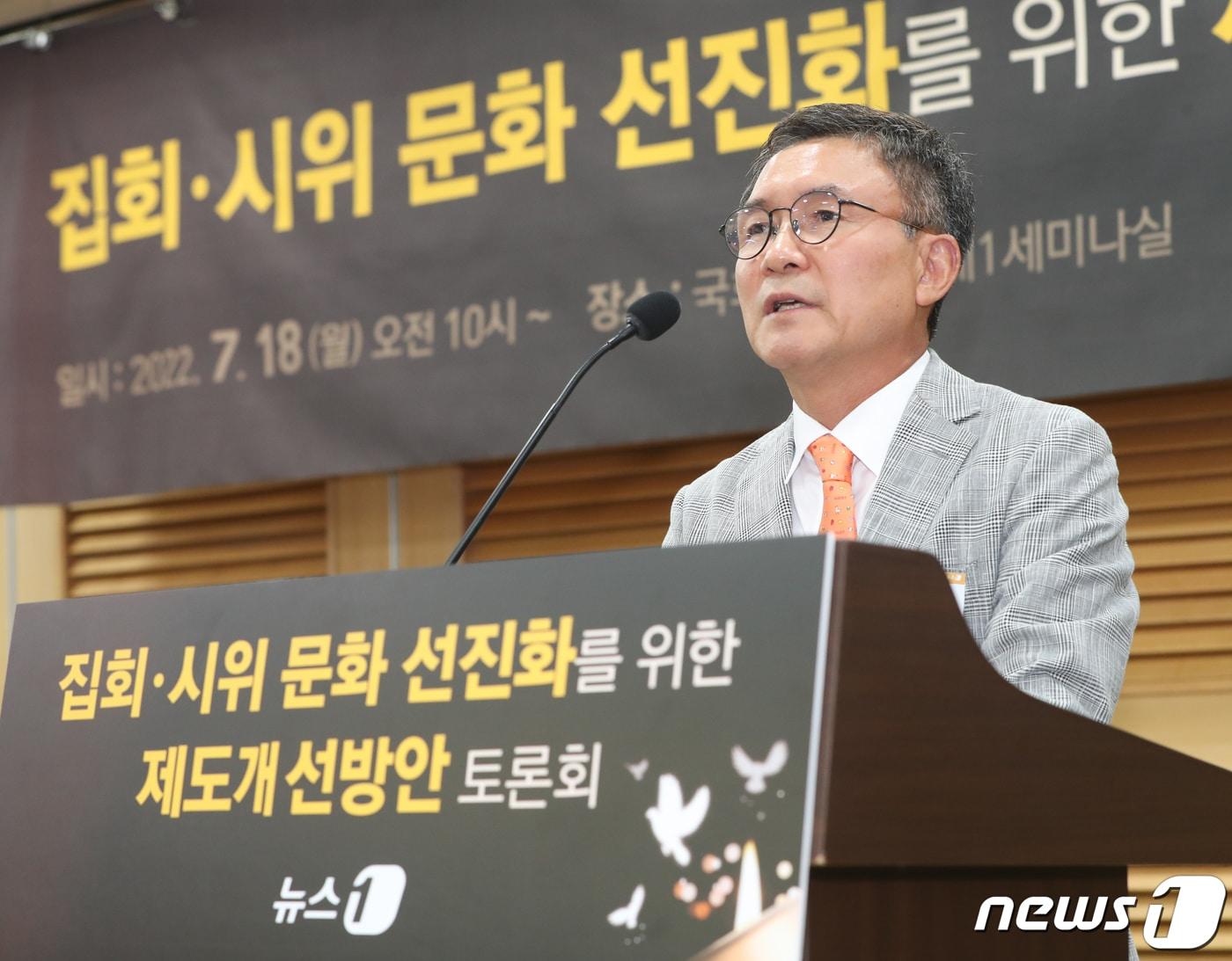 본문 이미지 - 이백규 뉴스1 대표이사가 18일 서울 여의도 국회 의원회관에서 열린 집회·시위 문화 선진화를 위한 재도개선방안 토론회에서 인사말을 하고 있다. 2022.7.18/뉴스1 ⓒ News1 허경 기자