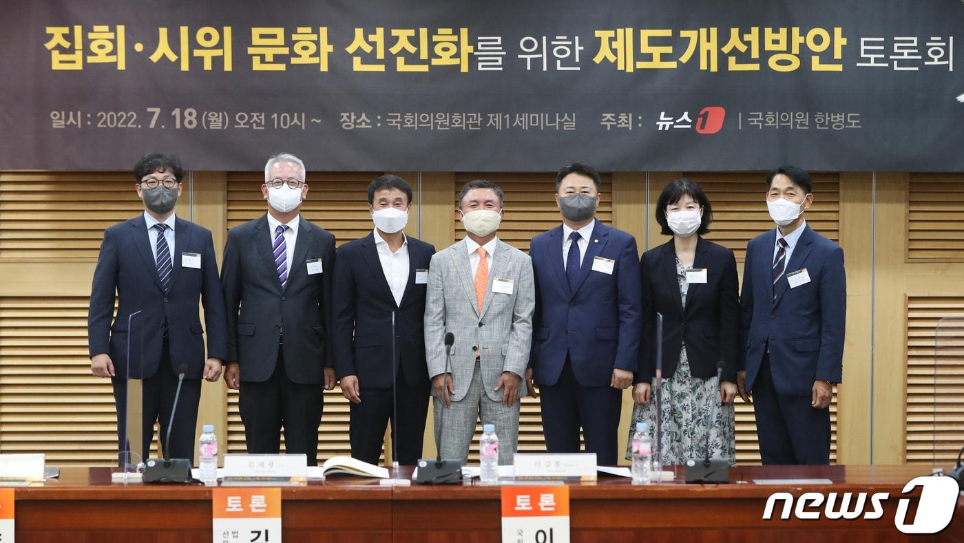 본문 이미지 - 이백규 뉴스1 대표이사와 한병도 더불어민주당 의원이 18일 서울 여의도 국회 의원회관에서 열린 집회·시위 문화 선진화를 위한 제도개선방안 토론회에서 참석자들과 기념촬영을 하고 있다. 왼쪽부터 양홍석 변호사, 김재광 선문대 법·경찰학과 교수, 한병도 의원, 이백규 대표이사, 노용호 국민의힘 의원, 양정숙 무소속 의원, 이강봉 국회 전 경호담당관. 2022.7.18/뉴스1 ⓒ News1 허경 기자
