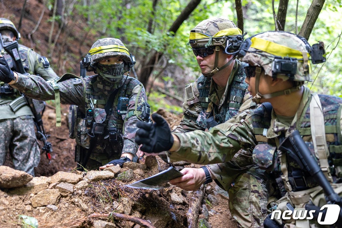 본문 이미지 - 육군이 오는 21일까지 강원도 인제 육군과학화전투훈련단(KCTC)에서 한미연합전력이 참가하는 'KCTC 여단급 쌍방훈련'을 진행한다고 18일 밝혔다. 훈련에 참가한 한미 장병들이 전투 훈련을 앞두고 책임지역에 대한 대화를 나누고 있다. (육군 제공) 2022.7.18/뉴스1
