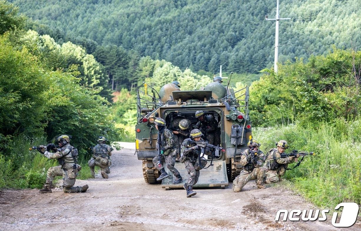 본문 이미지 - 지난 7월 강원도 인제 육군과학화전투훈련단(KCTC)에서 실시된 'KCTC 여단급 쌍방훈련'에 참가한 한미 장병들. (육군 제공) 2022.7.18/뉴스1