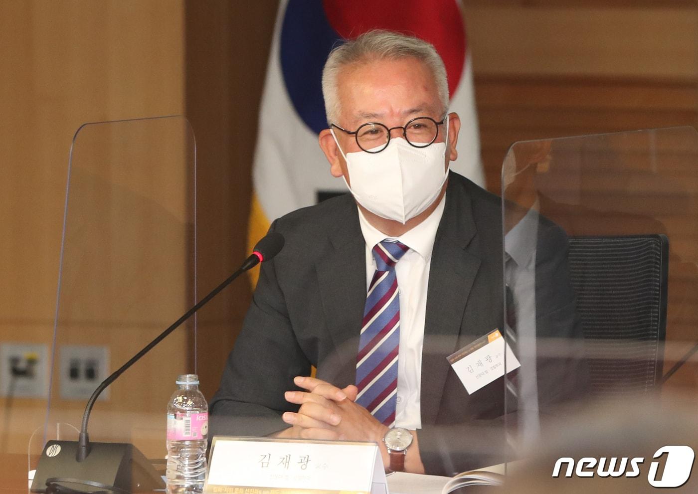 본문 이미지 - 김재광 선문대 법·경찰학과 교수가 18일 서울 여의도 국회 의원회관에서 뉴스1과 한병도 더불어민주당 의원 주최로 열린 집회·시위 문화 선진화를 위한 재도개선방안 토론회에서 '집회시위 소음규제에 관한 선진국가 사례와 우리에게 주는 시사점'을 주제로 발표하고 있다. 2022.7.18/뉴스1 ⓒ News1 허경 기자