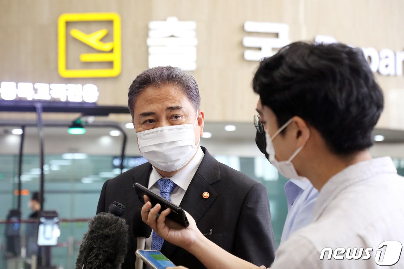 본문 이미지 - 박진 외교부 장관이 18일 오후 김포공항에서 일본으로 출국하기 전 취재진 질문에 답하고 있다. 2022.7.18/뉴스1 ⓒ News1 황기선 기자