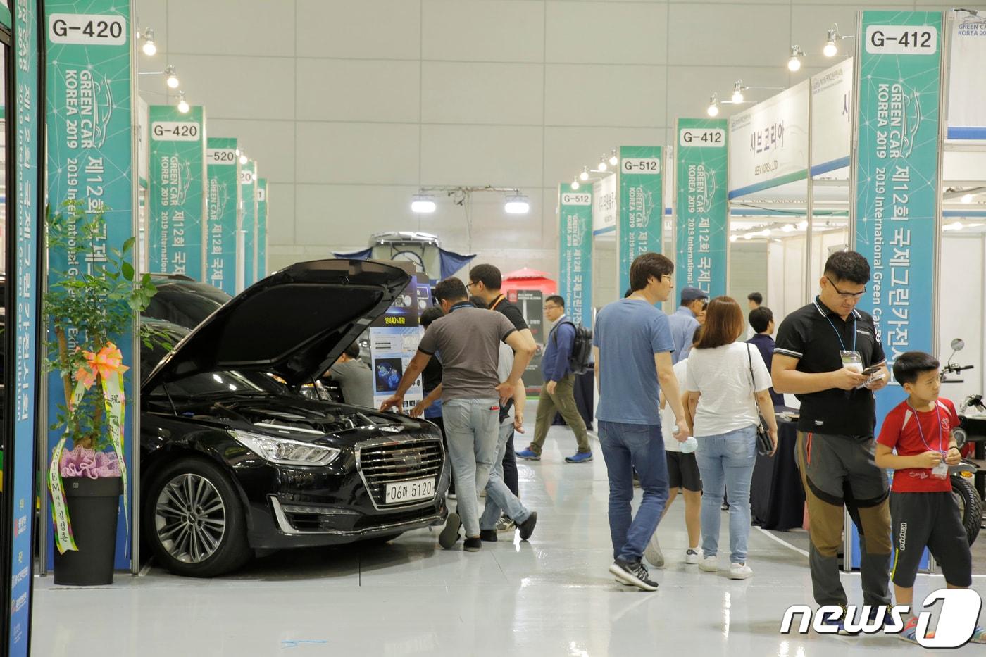 본문 이미지 - 미래 디지털 산업을 선도할 자동차·뿌리산업·로봇을 테마로 한 국제그린카전시회, 국제뿌리산업전시회, 국제IoT가전로봇박람회가 21일부터 23일까지 동시에 열린다. 국제그린카전시회 자료사진.(DJ센터 제공)/뉴스1 ⓒ News1 