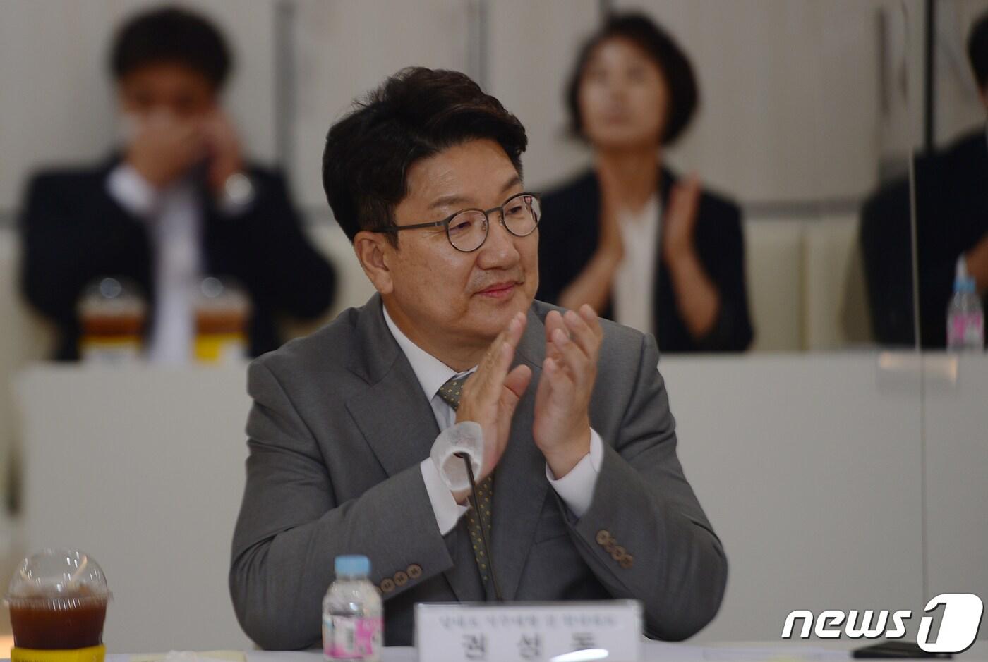 본문 이미지 - 18일 오후 광주시청 중회의실에서 열린 국민의힘 호남권(광주·전남·전북) 예산정책협의회에서 권성동 당 대표 직무대행 겸 원내대표가 손뼉 치고 있다. 2022.7.18/뉴스1 ⓒ News1 박준배 기자