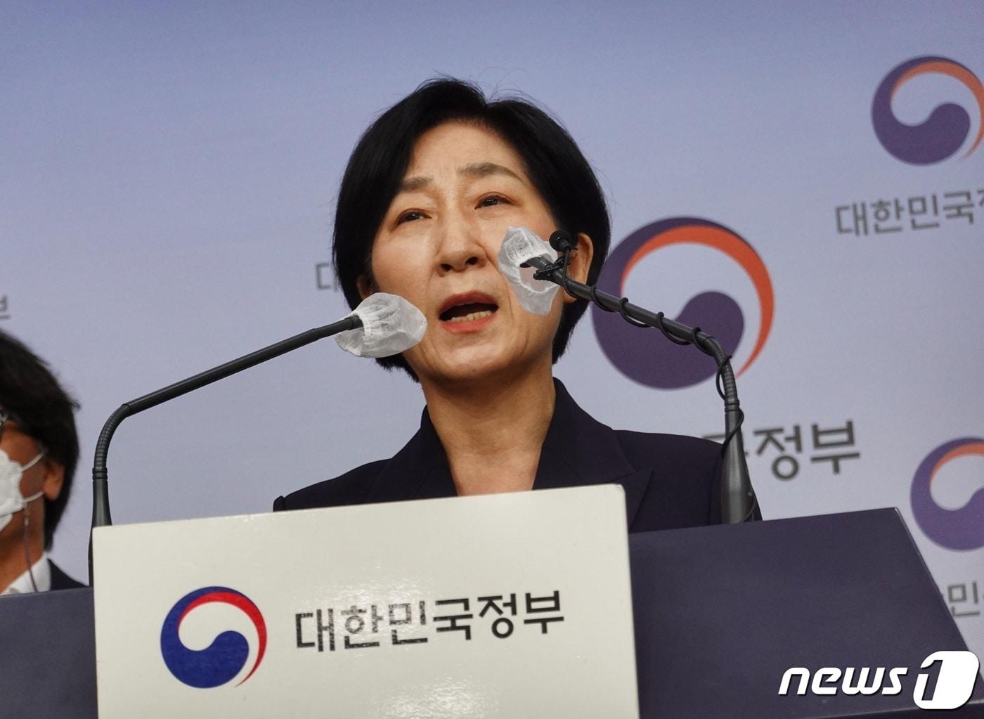 본문 이미지 - 한화진 환경부 장관이 18일 오전 정부서울청사 외교부 브리핑룸에서 윤석열 대통령에 대한 업무보고 전 브리핑을 가지고 있다. ⓒ 뉴스1 황덕현 기자