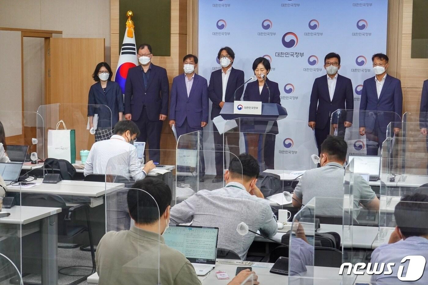 본문 이미지 - 한화진 환경부 장관이 18일 오전 정부서울청사 외교부 브리핑룸에서 윤석열 대통령에 대한 업무보고 전 브리핑을 가지고 있다. ⓒ 뉴스1 황덕현 기자