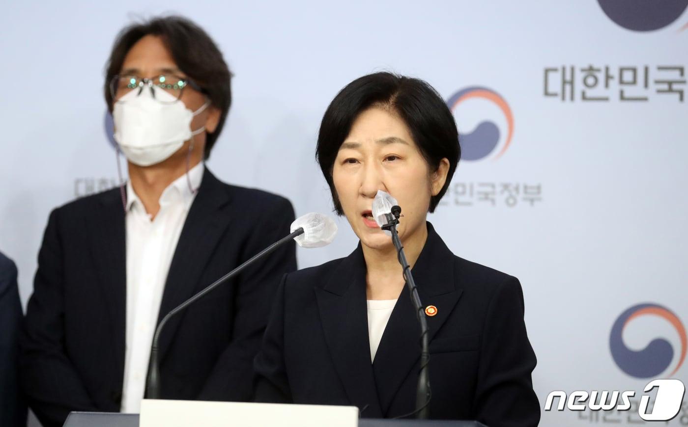 본문 이미지 - 한화진 환경부 장관이 18일 서울 종로구 정부서울청사 별관에서 새 정부 업무보고 관련 브리핑을 하고 있다. 2022.7.18/뉴스1 ⓒ News1 김명섭 기자