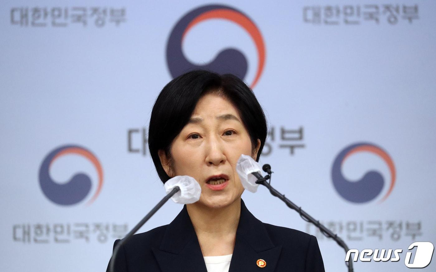 본문 이미지 - 한화진 환경부 장관이 18일 서울 종로구 정부서울청사 별관에서 새 정부 업무보고 관련 브리핑을 하고 있다. 2022.7.18/뉴스1 ⓒ News1 김명섭 기자