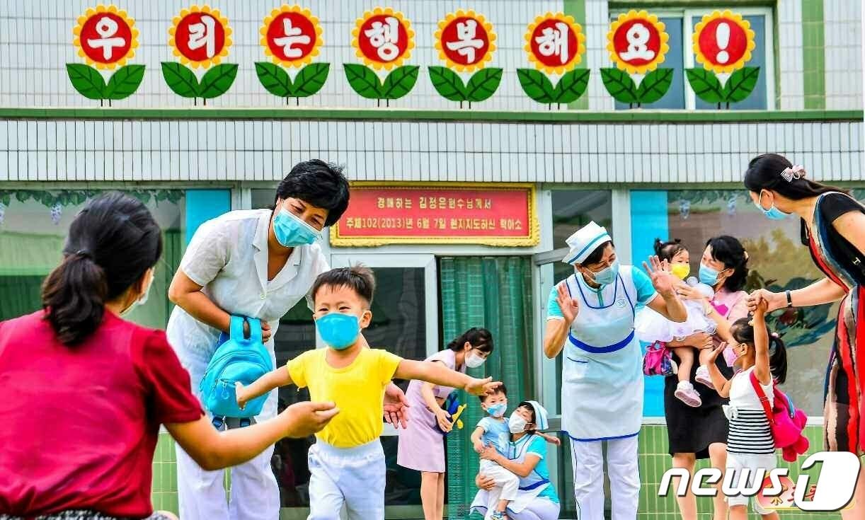 본문 이미지 - (평양 노동신문=뉴스1) = 북한 노동당 기관지 노동신문은 19일 공장에서 일하는 여성 일꾼들의 육아 걱정을 덜어주는 '공장탁아소'를 소개하면서 '사회주의 미덕'을 부각했다. [국내에서만 사용가능. 재배포 금지. DB 금지. For Use Only in the Republic of Korea. Redistribution Prohibited] rodongphoto@news1.kr