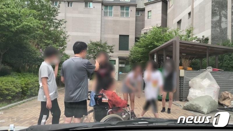 본문 이미지 - 부산 북구의 한 아파트 단지 안에서 당당하게 담배를 피우는 여학생들이 입주민의 훈계를 듣는 모습. ('보배드림' 갈무리) ⓒ 뉴스1