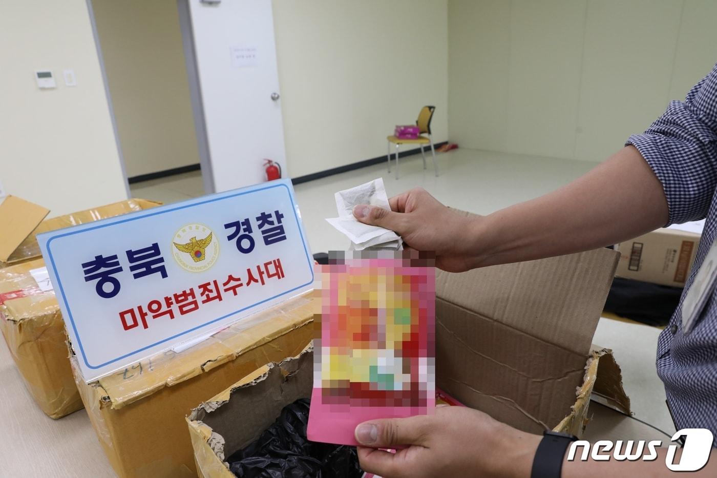 충북경찰청 마약범죄수사대는 국제 택배를 이용, 신종 마약류인 크라톰(Kratom)을 국내로 밀수입한 태국인 불법 체류자 A씨(28·여)와 B씨(26·여)를 구속했다고 밝혔다. 사진은 압수한 크라톰 티백 제품.(충북경찰청 제공).2022.7.19/ⓒ 뉴스1