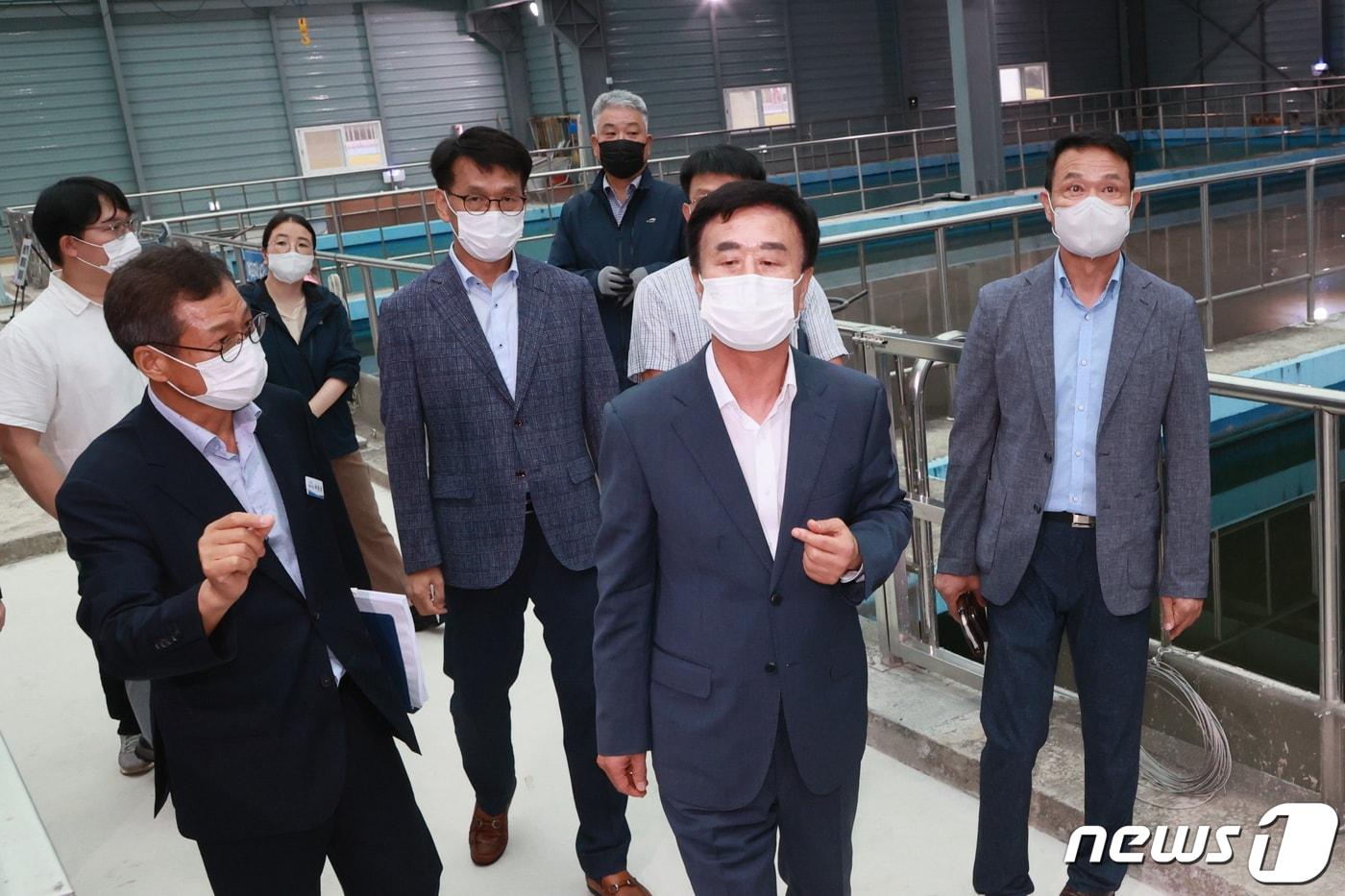 본문 이미지 - 박동식 사천시장이 지난 18일 곤명정수장을 방문해 시민에게 안전한 수돗물 공급을 위한 현장점검을 하고 있다(사천시 제공). 2022.7.18 ⓒ 뉴스1