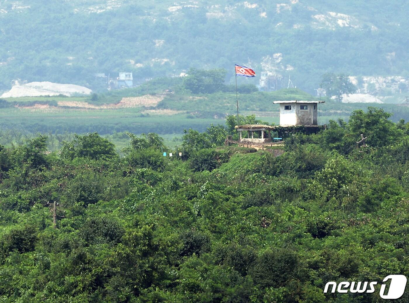 본문 이미지 - 판문점 공동경비구역(JSA) 견학이 재개된 가운데 19일 경기도 파주시 판문점 3초소에서 바라본 북한 초소에 인공기가 펄럭이고 있다. 2022.7.19/뉴스1 ⓒ News1 사진공동취재단