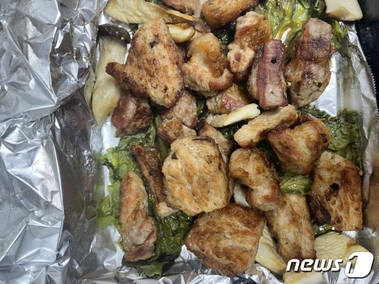 본문 이미지 - A씨는 삼겹살 2인분을 시켰는데 모두 미추리 부위로만 왔다고 주장하며 음식 사진을 공개했다. (온라인 커뮤니티 갈무리) ⓒ 뉴스1