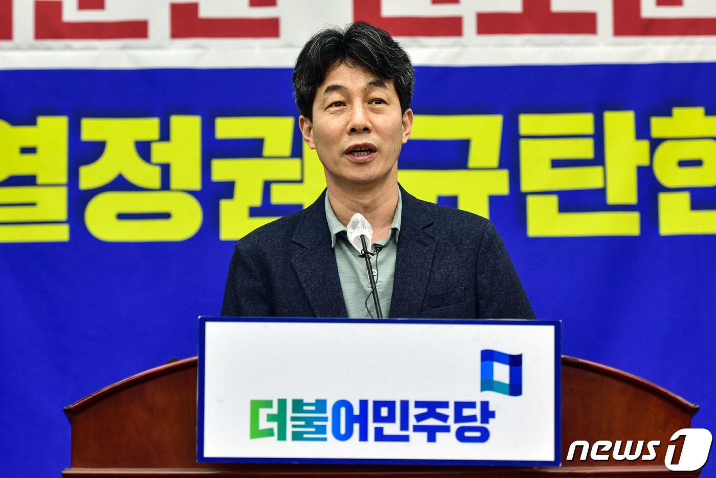 윤건영 더불어민주당 의원이 19일 오후 서울 여의도 국회에서 열린 의원총회에서 탈북어민 북송 사건과 관련해 발언하고 있다. &#40;공동취재&#41; 2022.7.19/뉴스1 ⓒ News1 유승관 기자