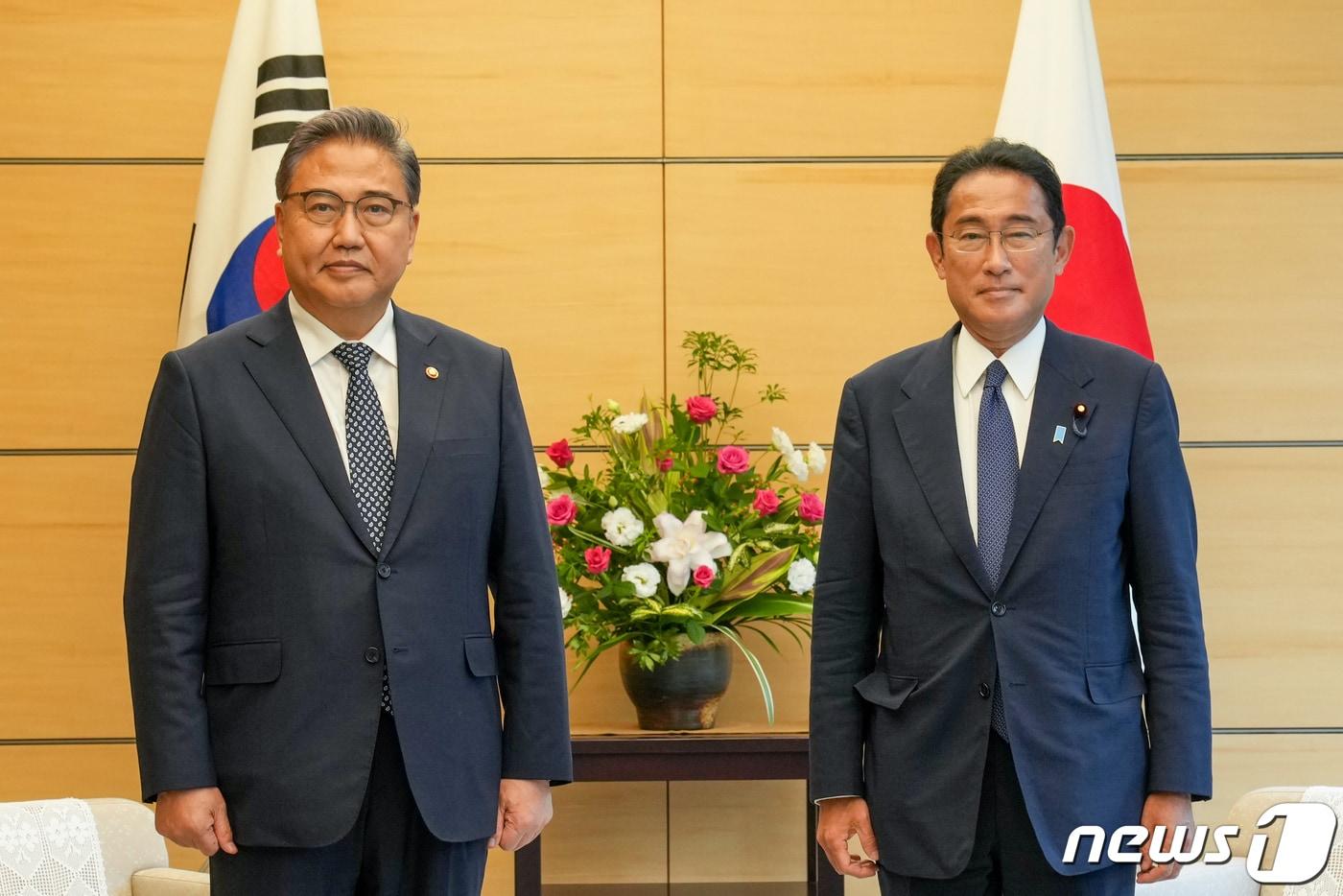 본문 이미지 - 박진 외교부 장관(왼쪽)과 기시다 후미오 일본 총리. (외교부 제공) 2022.7.19/뉴스1