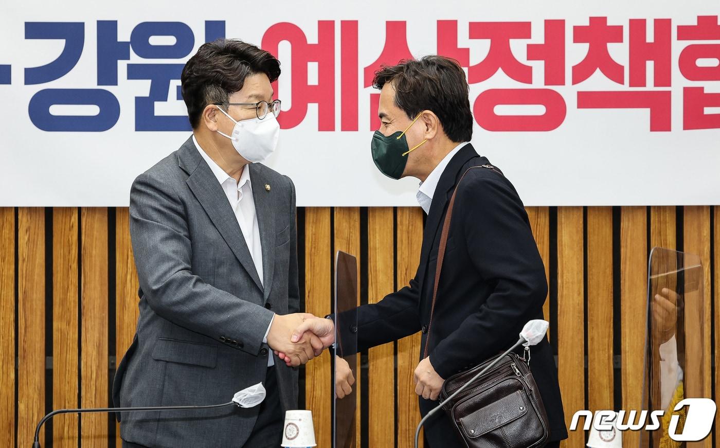 본문 이미지 - 권성동 국민의힘 당대표 직무대행 겸 원내대표(왼쪽)와 김진태 강원도지사가 19일 서울 여의도 국회에서 열린 국민의힘-강원도 예산정책협의회에서 인사하고 있다. (공동취재) 2022.7.19/뉴스1 ⓒ News1 유승관 기자