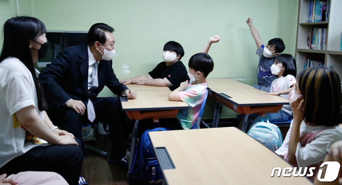 윤석열 대통령이 19일 오후 서울 종로구 참신나는학교 지역아동센터를 찾아 씨앗반(초등학교 1~2학년) 어린이들의 질문을 받고 있다. 대통령실사진기자단 2022.7.19/뉴스1 ⓒ News1 안은나 기자