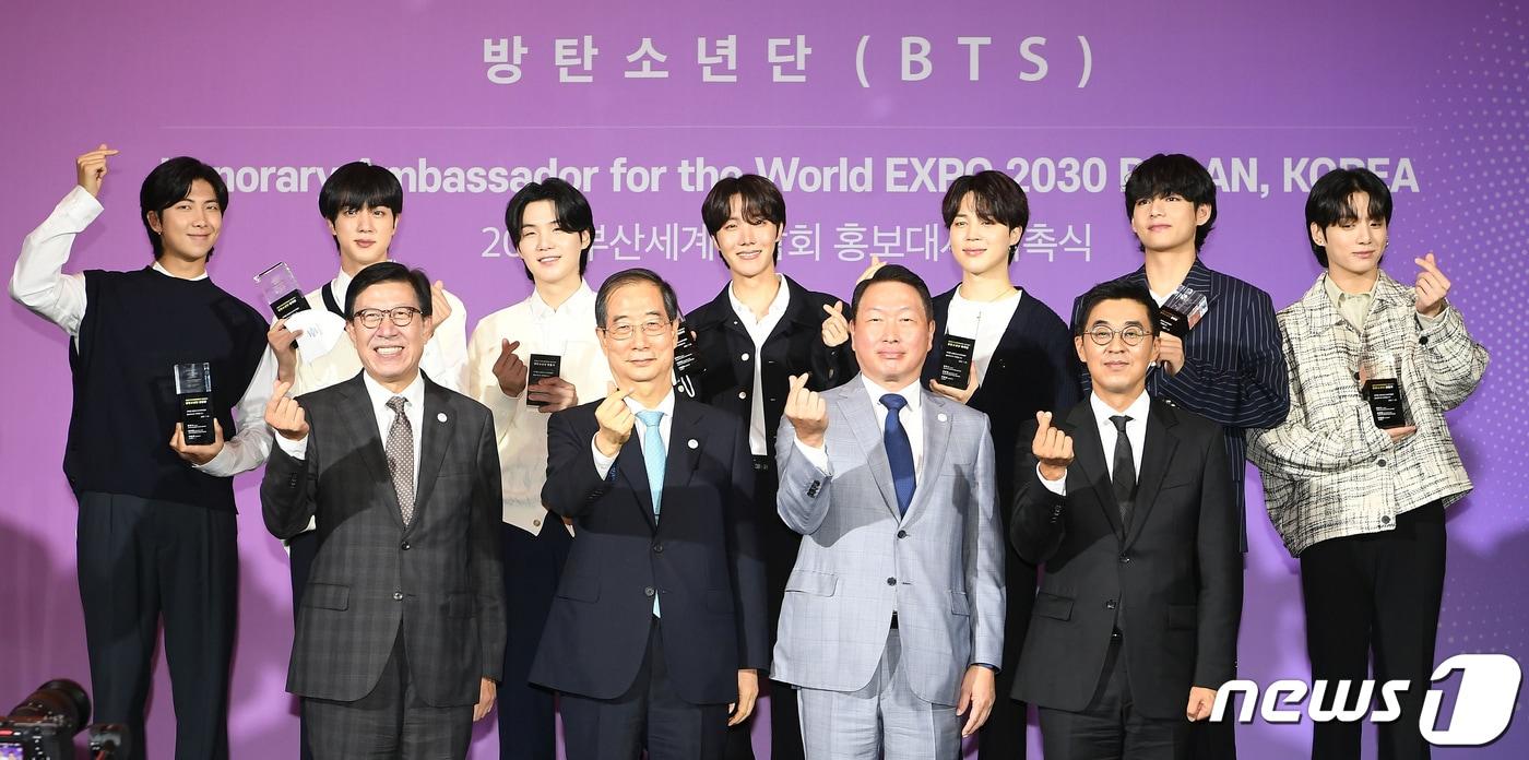 서울 용산구 하이브엔터테인먼트에서 열린 방탄소년단 2030 부산세계박람회 홍보대사 위촉식에서 박형준 부산시장(앞줄 왼쪽), 한덕수 국무총리(앞줄 왼쪽 두 번째), 최태원 대한상의 회장(앞줄 왼쪽 세 번째), 박지원 하이브 대표(앞줄 오른쪽)와 방탄소년단이 기념포즈를 취하고 있다. (공동취재) 2022.7.19/뉴스1 ⓒ News1 김명섭 기자