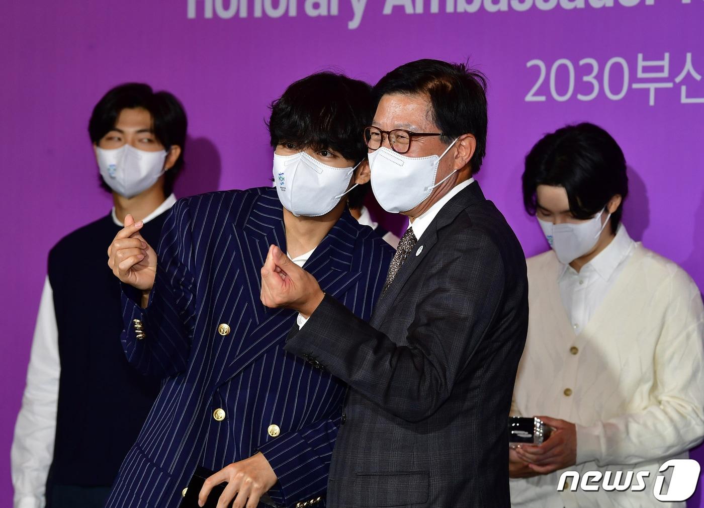 본문 이미지 - 박형준 부산시장이 서울 용산구 하이브엔터테인먼트에서 열린 방탄소년단 2030부산세계박람회 홍보대사 위촉식에서 BTS 뷔와 손하트를 만들고 있다. (공동취재) 2022.7.19/뉴스1 ⓒ News1 김명섭 기자