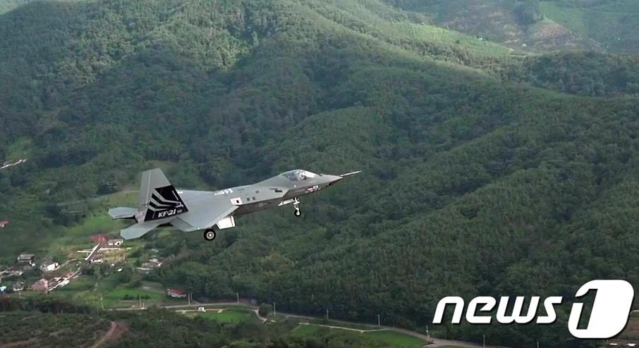 본문 이미지 - 한국형 초음속 전투기 KF-21 '보라매'가 19일 경남 사천 소재 공군 제3훈련비행단 활주로에서 첫 이륙한 뒤 비행하고 있다. 폭 11.2m, 길이 16.9m, 높이 4.7m의 KF-21은 4.5세대 전투기로 분류된다. 최대 속도는 마하 1.81(시속 2200㎞), 항속거리는 2900㎞에 이른다. (방위사업청 제공) 2022.7.19/뉴스1 ⓒ News1 장수영 기자