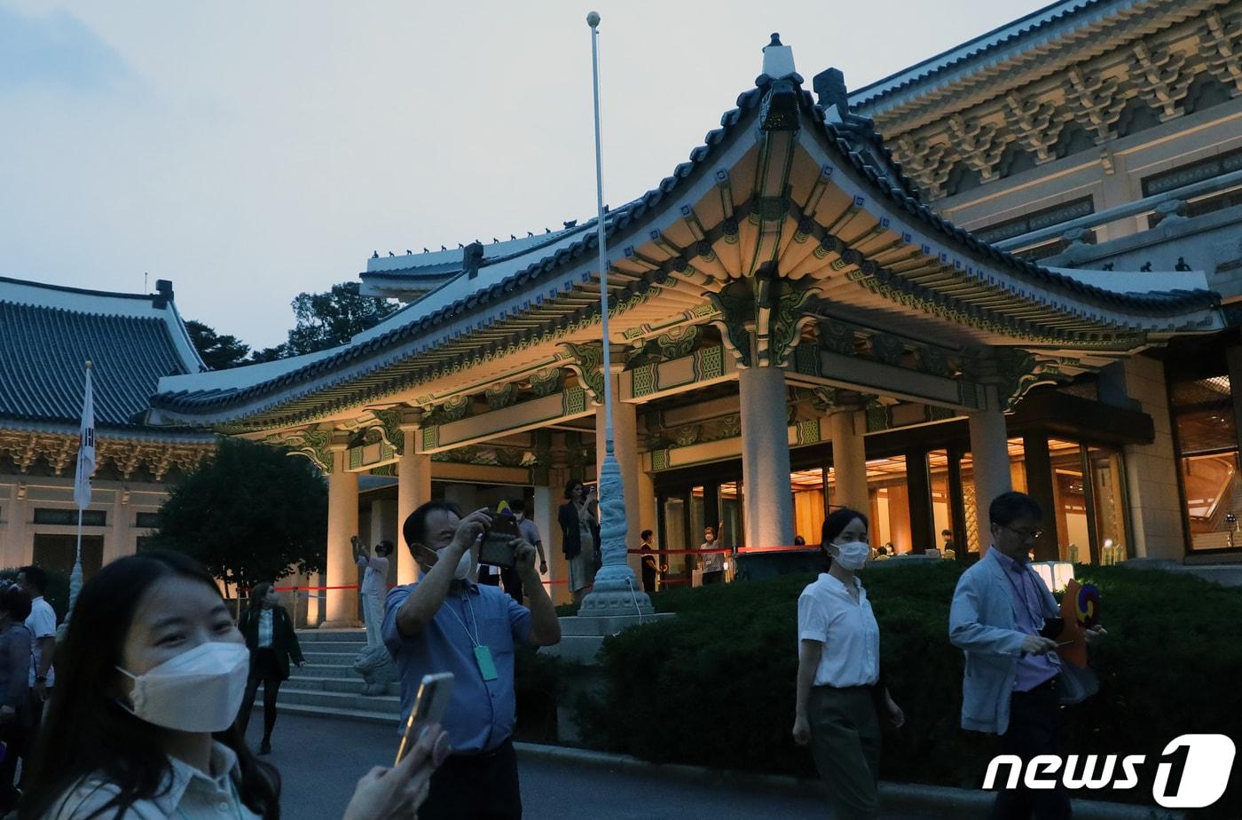 본문 이미지 - 19일 밤 서울 종로구 청와대에서 열린 '청와대, 한여름 밤의 산책' 언론공개 행사에서 참석자들이 본관을 살펴보고 있다. 문화재청 청와대국민개방추진단과 한국문화재단 주최의 '청와대, 한여름 밤의 산책' 행사는 오는 20일부터 내달 1일까지 총 12일 간 열리며, 여름 밤 정취를 느끼면서 청와대에 녹아있는 역사성과 상징성을 해설과 함께 즐길 수 있는 프로그램이다. 2022.7.19/뉴스1 ⓒ News1 송원영 기자