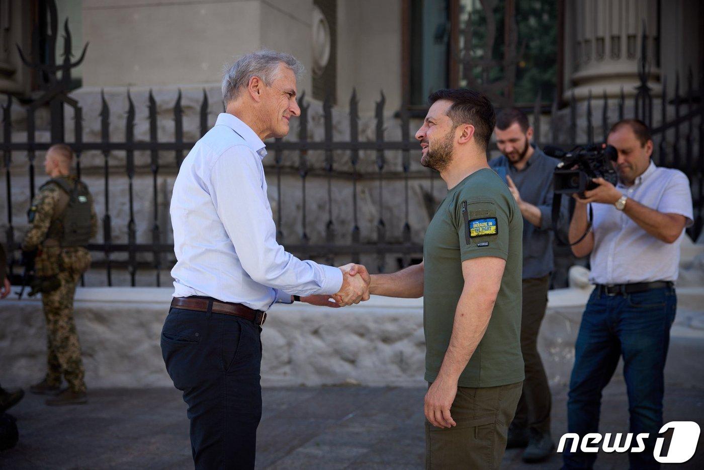 요나스 가르 스퇴레 노르웨이 총리가 1일(현지시간) 우크라이나 수도 키이우를 방문해 볼로디미르 젤렌스키 대통령과 악수하고 있다. 2022.07.01/뉴스1ⓒ 뉴스1(페이스북 갈무리)
