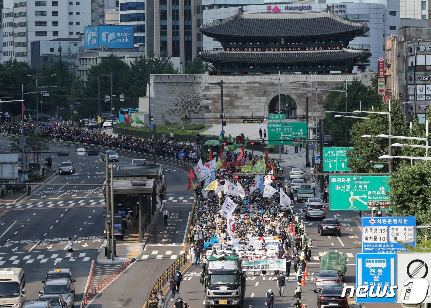 본문 이미지 - 전국민주노동조합총연맹(민주노총) 소속 조합원들이 7월2일 오후 서울광장과 숭례문 일대에서 열린 '7.2전국노동자대회'에서 대통령집무실이 있는 삼각지역 방향으로 행진하고 있다. 2022.7.2/뉴스1 ⓒ News1 구윤성 기자