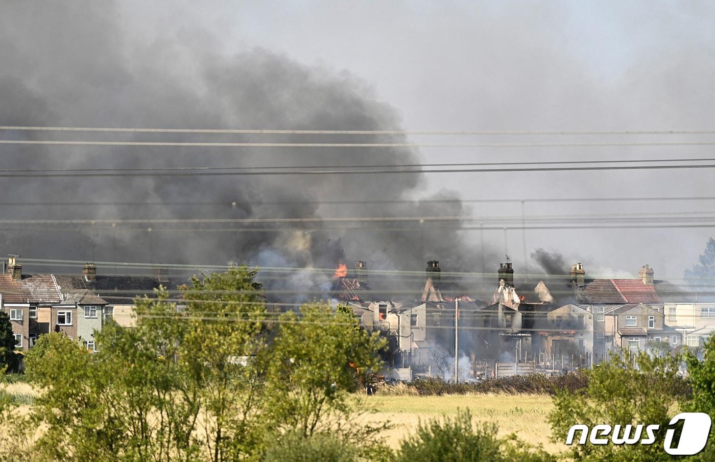 본문 이미지 - 19일(현지시간) 영국 런던 동부의 레인햄에서 폭염과 가뭄이 계속되는 가운데 지붕 위가 활활 타오르고 있다. 영국은 이날 최고기온이 역사상 처음으로 40도를 넘어섰다. ⓒ 로이터=뉴스1 ⓒ News1 유민주 기자