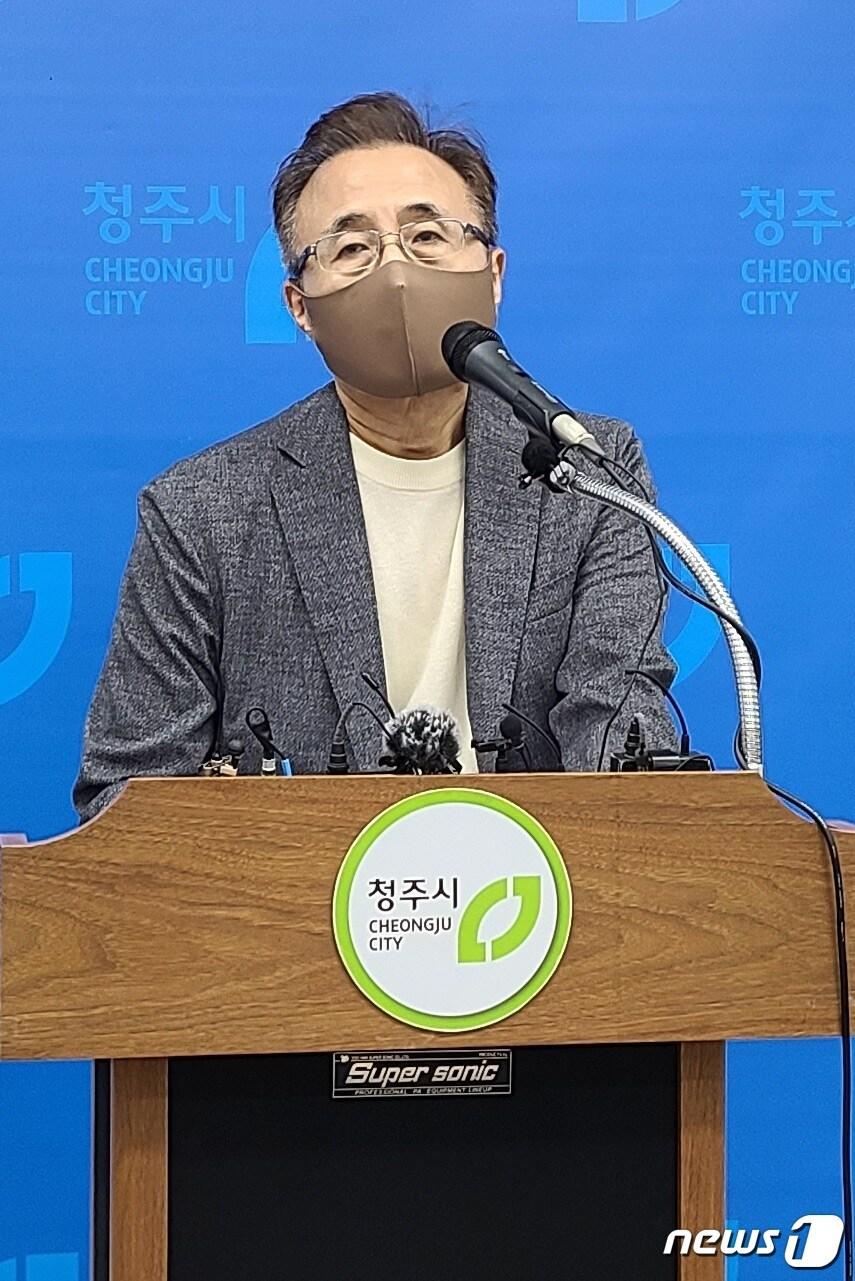 본문 이미지 - 최영출 민선 8기 충북 청주시장직 인수위원회 위원장이 20일 청주시청 임시청사 브리핑룸에서 인수위 운영 결과 및 공약과제를 발표하고 있다.2022.7.20/ⓒ 뉴스1 강준식 기자