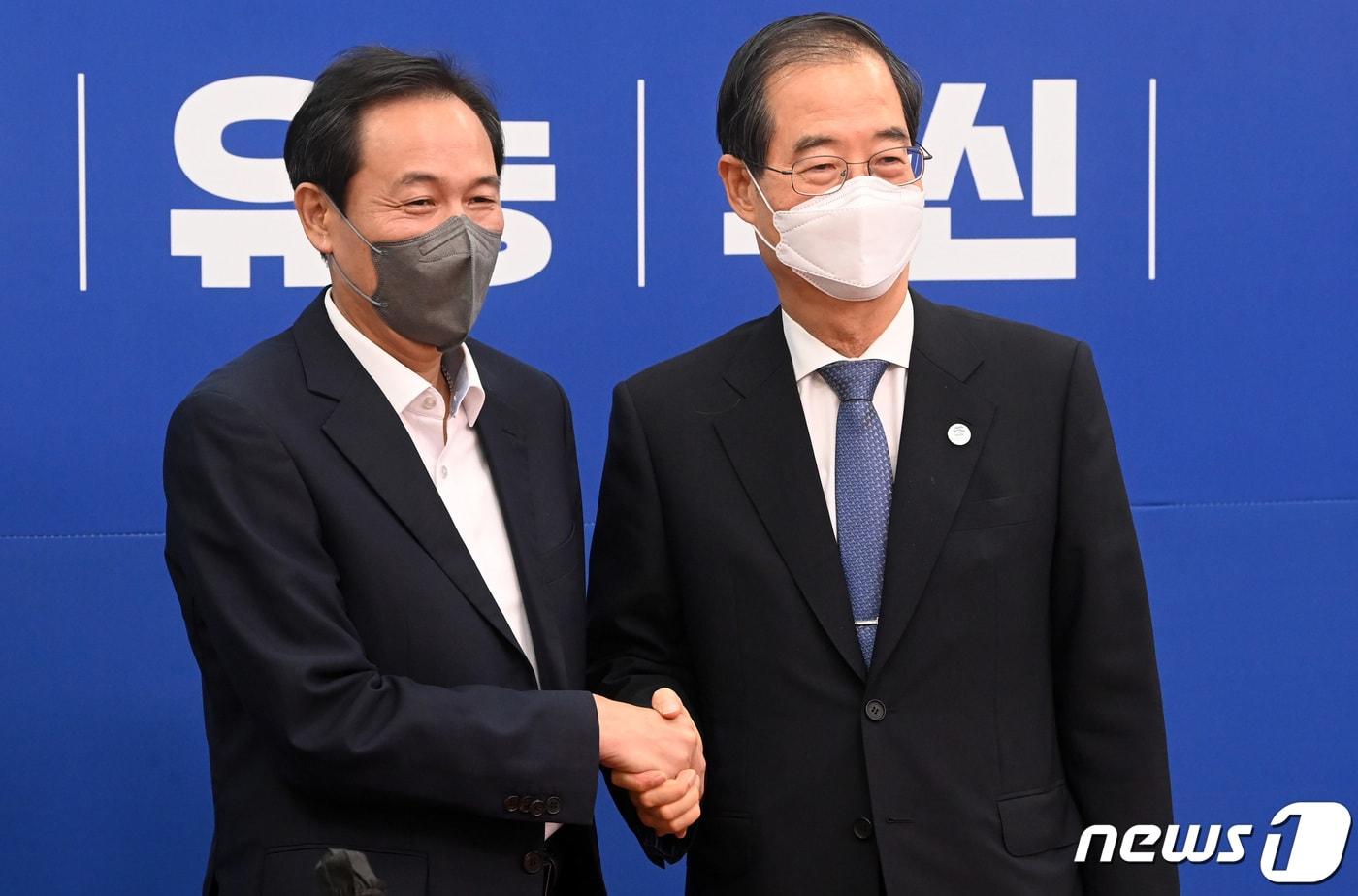 본문 이미지 - 2022년 7월 20일 한덕수 국무총리(오른쪽)가 서울 여의도 국회에서 열리는 본회의에 앞서 우상호 더불어민주당 비상대책위원장과 만나 인사하고 있다. (공동취재) 2022.7.20/뉴스1 ⓒ News1 이재명 기자