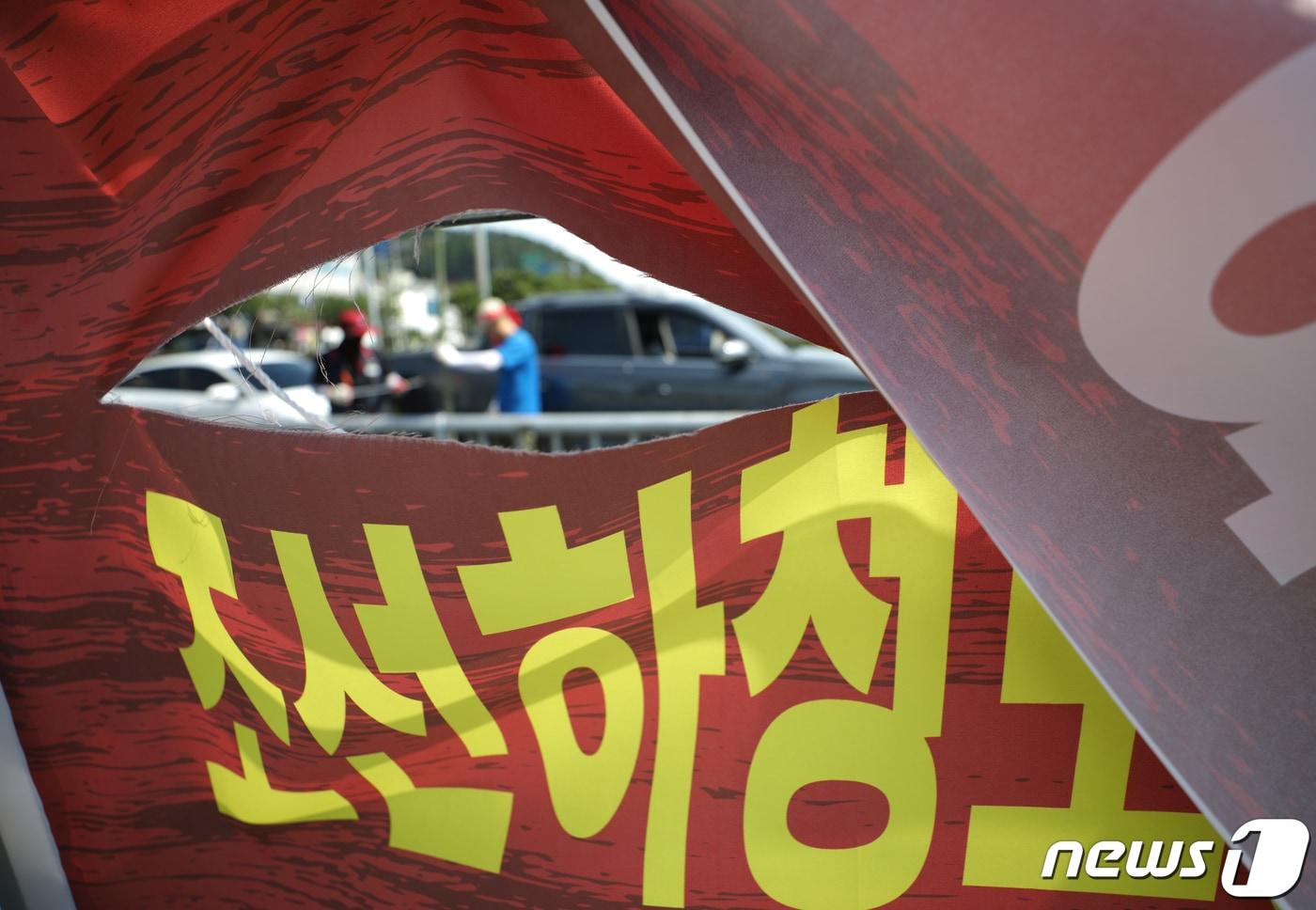 20일 경남 거제시 대우조선해양 옥포조선소 서문 인근에 민주노총 금속노조 거제·통영·고성조선하청지회가 설치한 현수막이 훼손되어 있다. 거제경찰서에 따르면 원청 직원인 30대 A씨는 지난 19일 밤 술에 취한 채 미리 준비한 커터칼로 현수막 약 20개를 훼손했으며, 재물손괴 혐의로 조사를 받고 있다. 2022.7.20/뉴스1 ⓒ News1 신웅수 기자