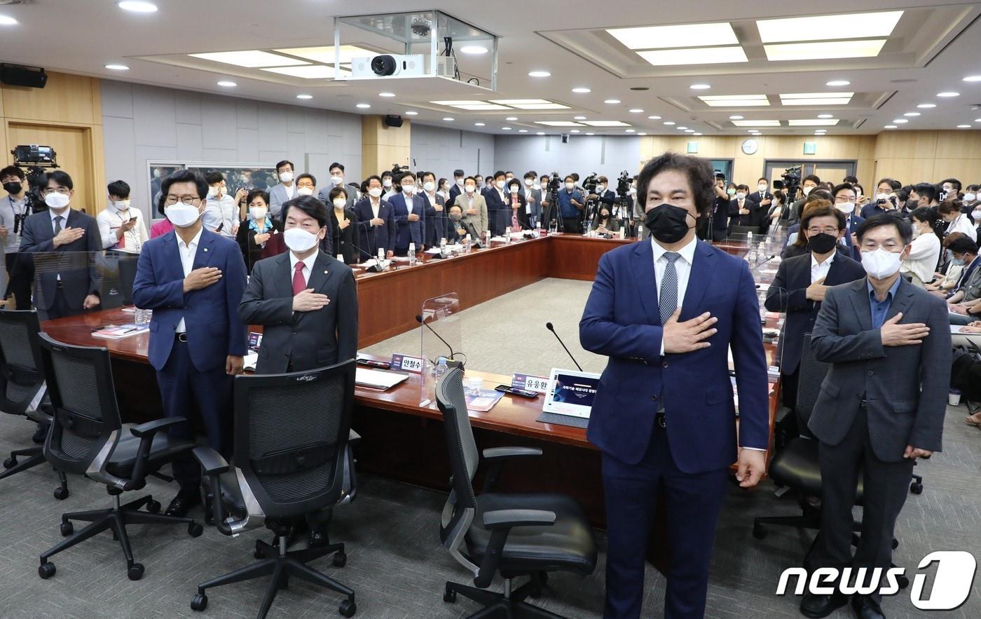본문 이미지 - 안철수 국민의힘 의원과 참석자들이 20일 오전 서울 여의도 국회 의원회관에서 열린 ‘위기를 넘어 미래로’ 민·당·정 토론회에서 국민의례를 하고 있다. (공동취재) 2022.7.20/뉴스1 ⓒ News1 이재명 기자