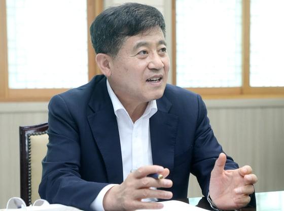 본문 이미지 - 정성주 김제시장이 전북 김제시 김제시청 시장실에서 뉴스1 전북취재본부와 인터뷰를 하고 있다. 2022.7.20/뉴스1 ⓒ News1 유경석 기자