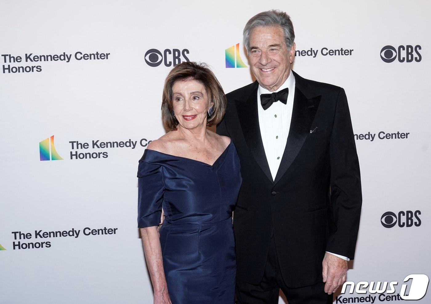 낸시 펠로시 미국 하원의장 부부가 케네디상 시상식에서 포즈를 취하고 있다. ⓒ 로이터=뉴스1 ⓒ News1 박형기 기자