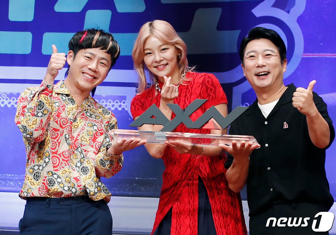 유튜버 카진성(왼쪽부터)과 모델 송해나, 개그맨 이수근이 20일 서울 마포구 누리꿈스퀘어에서 열린 AXN 새 예능 장롱면허 탈출기 '극한초보' 제작발표회에서 포즈를 취하고 있다. '극한초보'는 운전면허는 있지만 실전 경험이 전혀 없는 출연자가 운전대를 잡고 도로에 나서면서 벌어지는 다양한 상황을 관찰 카메라 형식으로 담아 리얼하게 보여주는 프로그램이다. 2022.7.20/뉴스1 ⓒ News1 권현진 기자