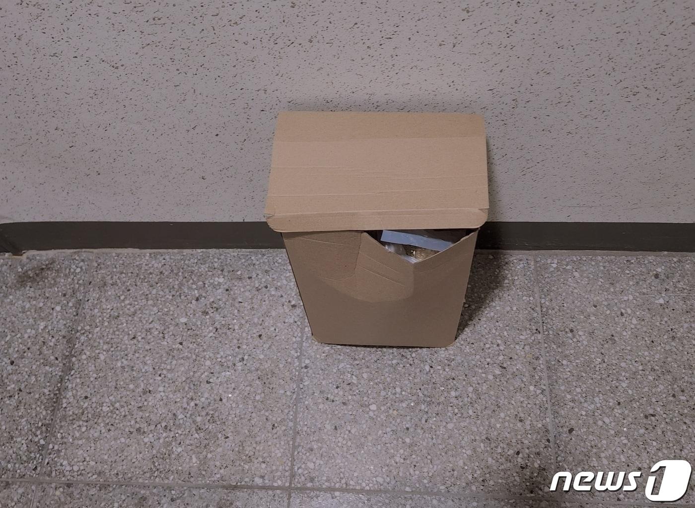본문 이미지 - 아파트 공용 공간인 복도에 상자를 설치, 그 안에 쓰레기봉투를 두고 쓰레기를 버리는 이웃집의 모습. (온라인 커뮤니티 갈무리) ⓒ 뉴스1