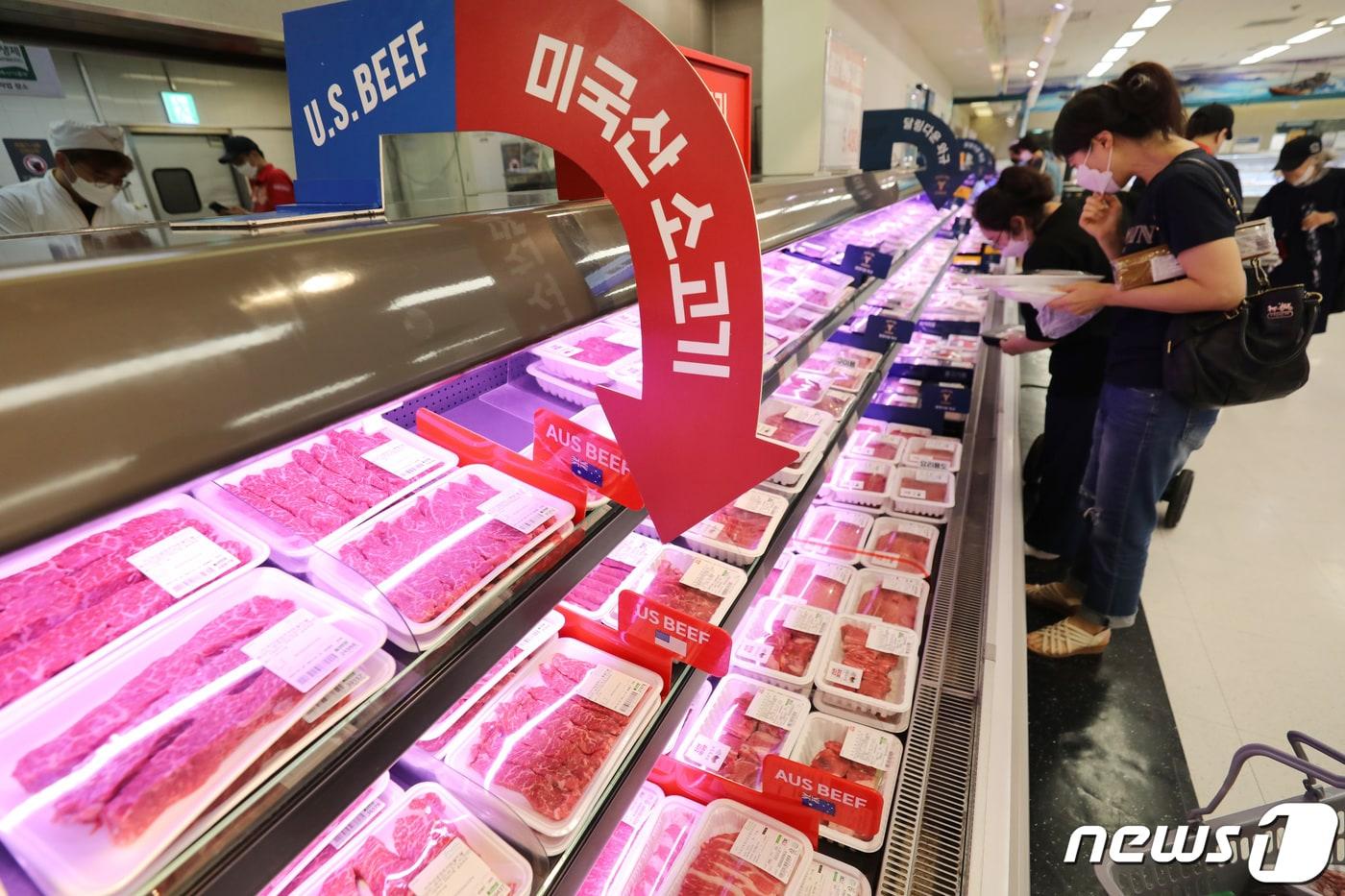본문 이미지 -  서울의 한 대형마트에 수입 소고기가 진열돼 있다.  ⓒ News1 박지혜 기자