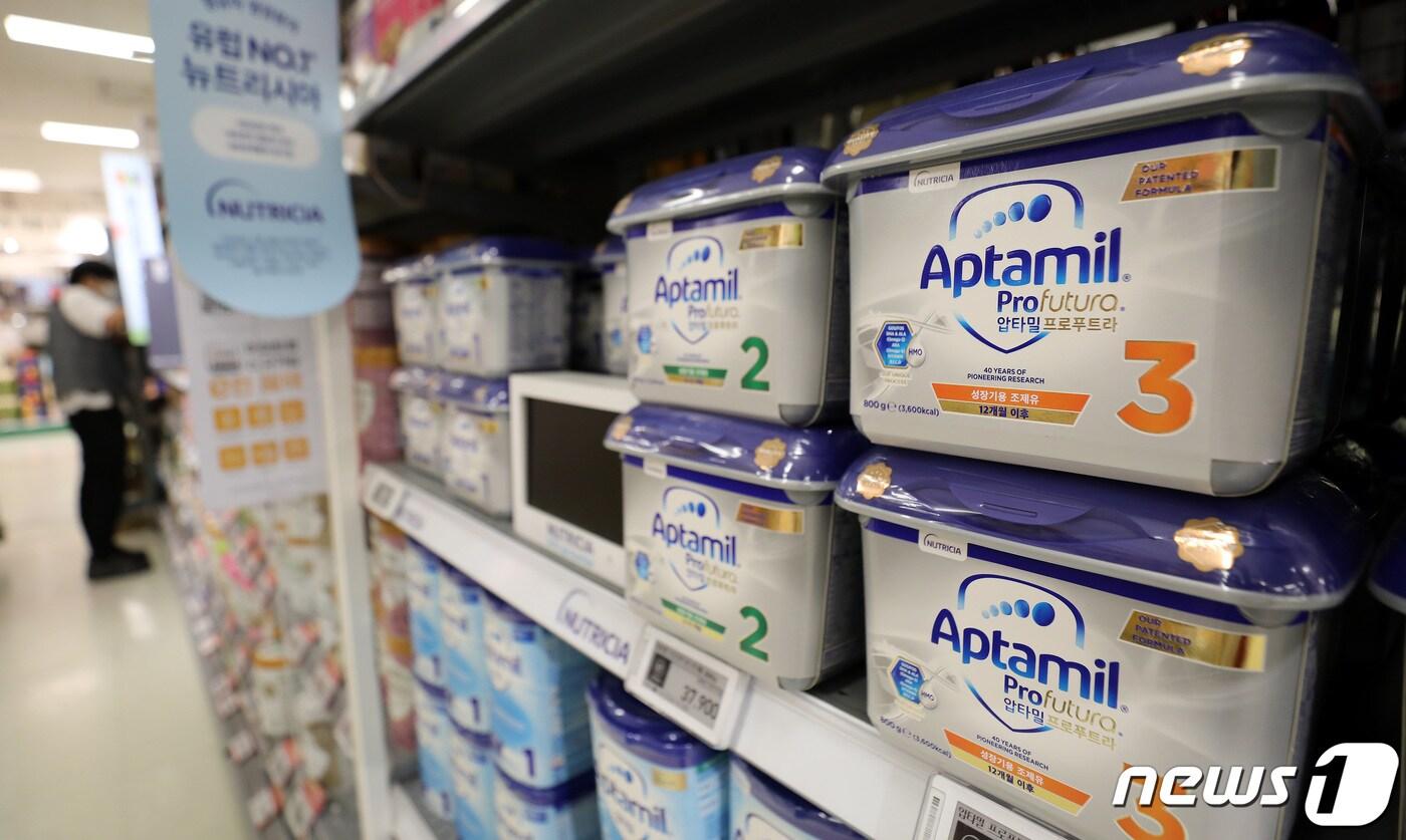 본문 이미지 -  서울의 한 대형마트에 수입 분유가 진열돼 있다.ⓒ News1 박지혜 기자
