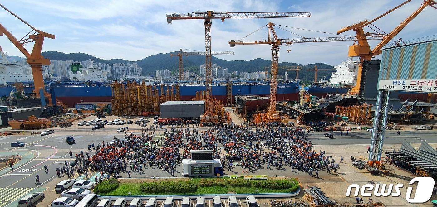 본문 이미지 - 대우조선해양 원청 직원들이 20일 경남 거제 옥포조선소 앞에서 열린 전국금속노동조합의 총파업에 맞춰 맞불집회를 열고 있다.2022.7.20. ⓒ 뉴스1 김영훈 기자