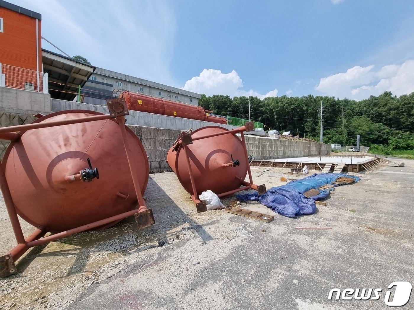본문 이미지 - 경기 남양주시 오남읍 양지리에 들어서는 폐기물 재활용업체 건설 현장. 부지 위에 탱크로리가 놓여 있다. ⓒ 뉴스1 양희문 기자