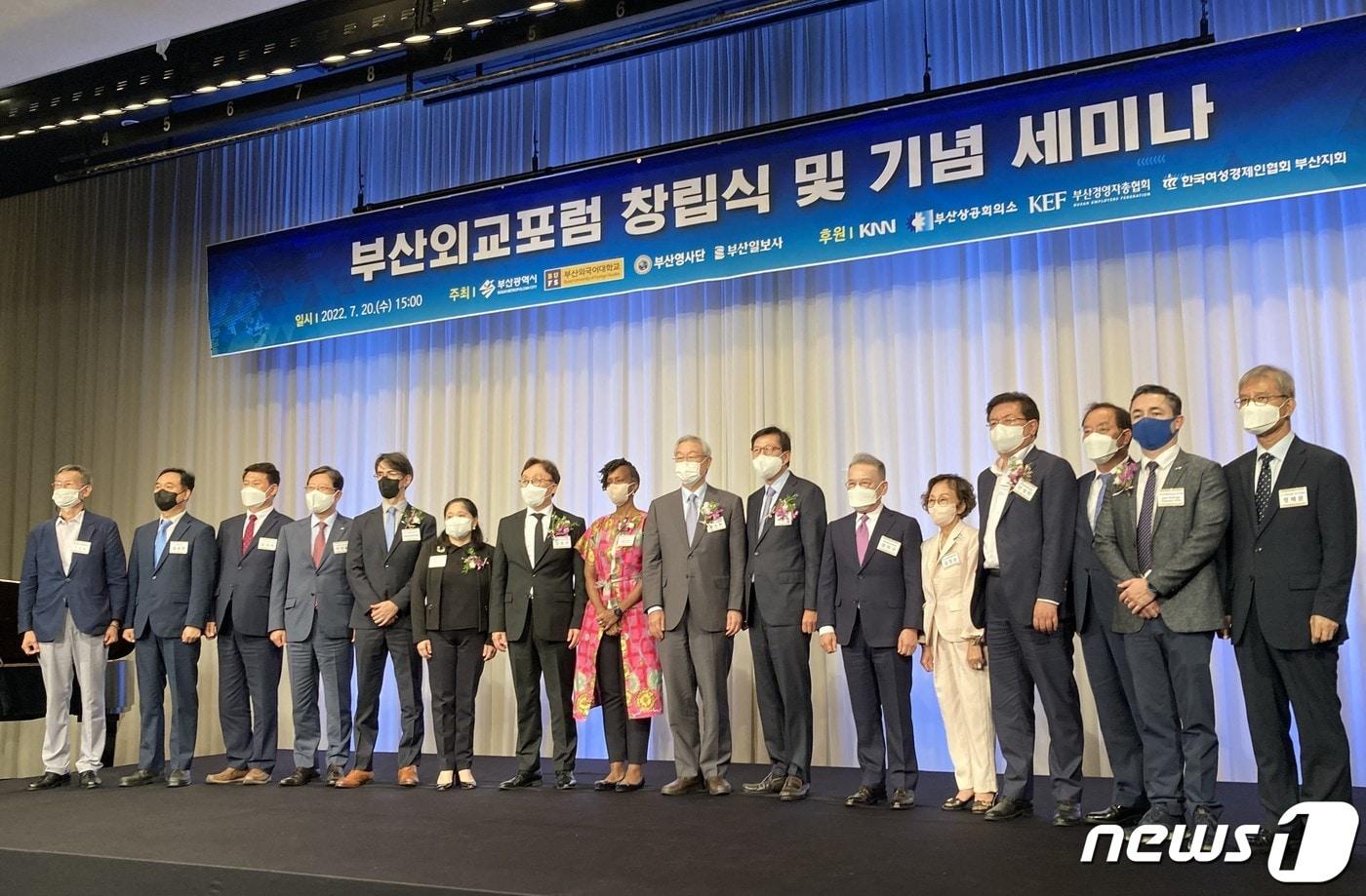 본문 이미지 - 20일 오후 부산 해운대구 웨스틴조선 부산에서 '부산외교포럼'에 참석한 관계자들이 기념사진을 촬영하고 있다. ⓒ 뉴스1 백창훈 기자