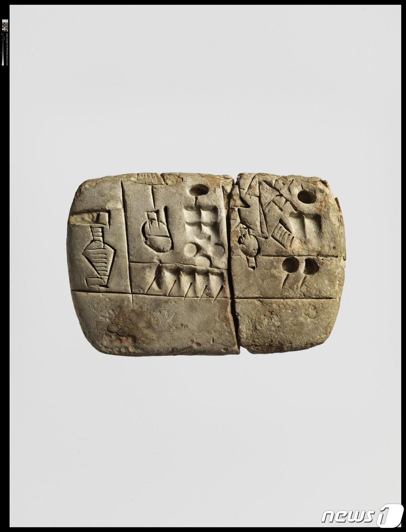 본문 이미지 - 맥아와 보릿가루 수령 내역을 적은 장부. 기원전 약 3100~2900년, 후기 우룩~젬데트 나쯔르 시대 우룩 출토,  점토, 4.5&times;6.85&times;1.6㎝ 미국 메트로폴리탄박물관 소장. ⓒ 뉴스1