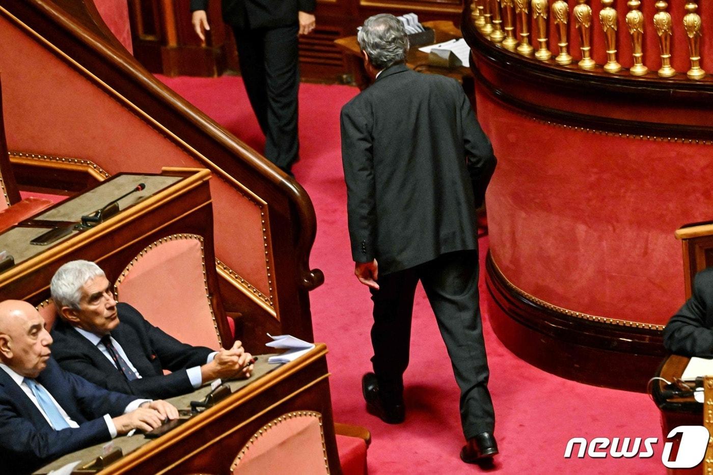 마리오 드라기 이탈리아 총리가 내각 신임안 상원 표결이 이뤄진 20일(현지시간) 의회를 떠나고 있다. 2022.07.20 ⓒ AFP=뉴스1 ⓒ News1 김예슬 기자
