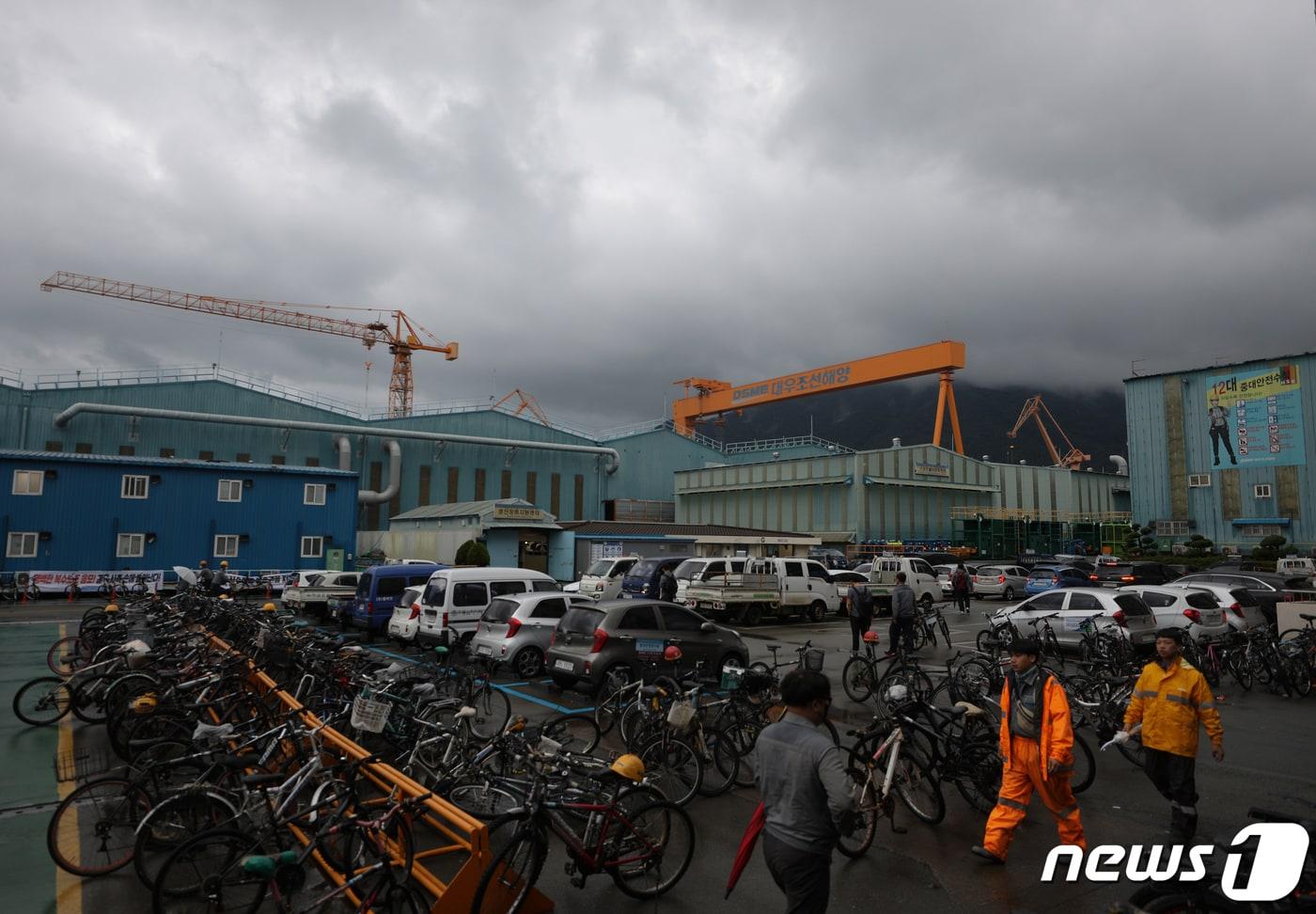 본문 이미지 - 지난 2022년 7월21일 노노 갈등이 한창이던 경남 거제시 대우조선해양 현장.  당시 거제통영고하청지회 소속 근로자들의 도크 점거 농성이 장기화하자 금속노조 대우조선지회는 투쟁 장기화로 발생하는 피해가 크다며 철수를 요청하면서 양측이 갈등을 빚었다. ⓒ 뉴스1 신웅수 기자