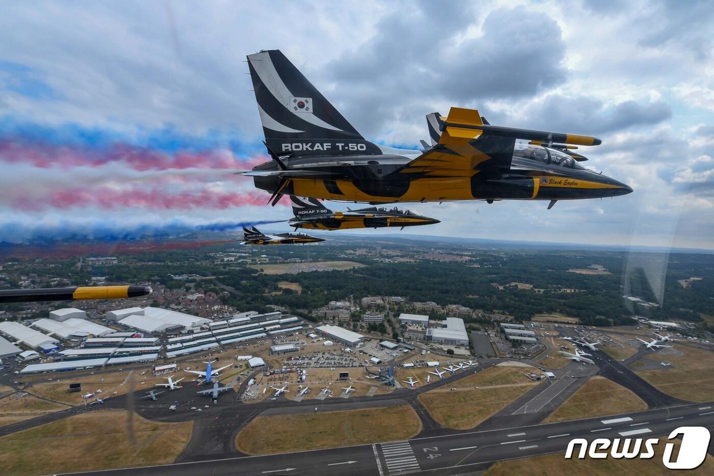 공군 특수비행팀 블랙이글스가 지난 18~20일(현지시간) 영국 판보로 공항에서 열린 '판보로 에어쇼(Farnborough International airshow)'에서 플라이바이(Fly-by) 편대비행을 선보이고 있다. (공군 제공) 2022.7.21/뉴스1